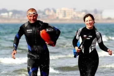 El nadador experto que todos los días sale a cazar plásticos por las playas de Puerto Madryn