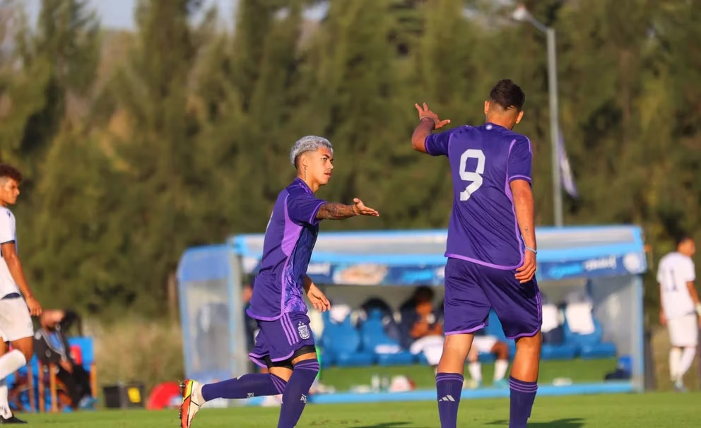 Lo comparan con Ortega, le cumplió el sueño a su mamá y es una de las esperanzas de la Selección Sub 20: la historia de superación de Juan Gauto