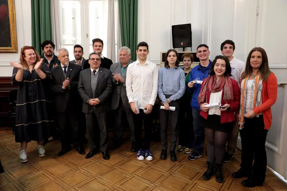 De la escuela argentina a las competencias mundiales: la UBA premió a 6 alumnos de sus colegios