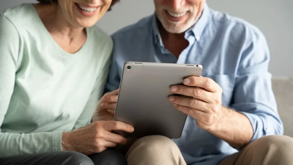 Celulares, relojes para monitorear el ritmo cardiaco y más tecnología para adultos mayores