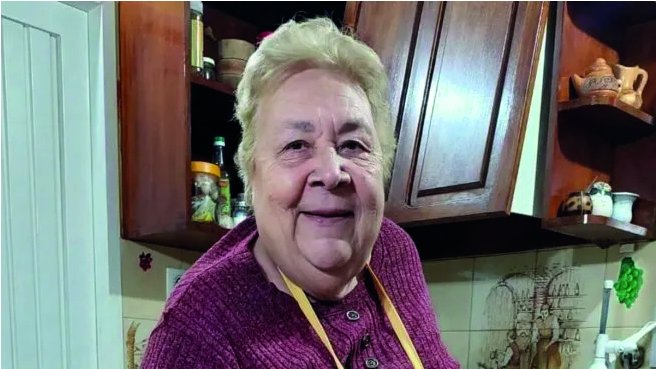 “Cocinando con la abuela Martha”: tiene 82 años y la rompe con sus recetas en TikTok