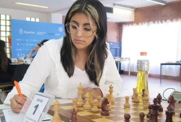Se fue de su casa a los 15, su novio le enseñó a jugar y a los 24 años es la nueva reina del ajedrez argentino