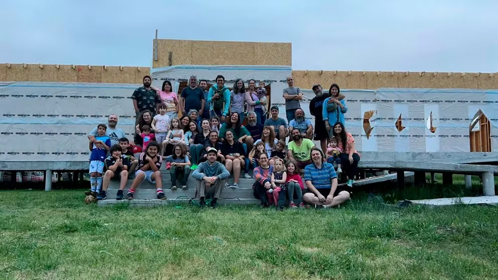 La cooperativa que construye un colegio sustentable en el conurbano: techos verdes y el uso del agua de lluvia