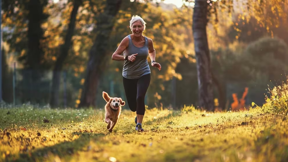 Cinco ejercicios fáciles para aumentar la densidad ósea y prevenir la osteoporosis