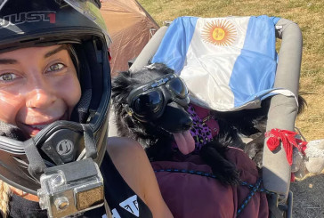 Rescató a una perrita que escapaba del frío, la adoptó y ahora juntas recorren Latinoamérica en moto