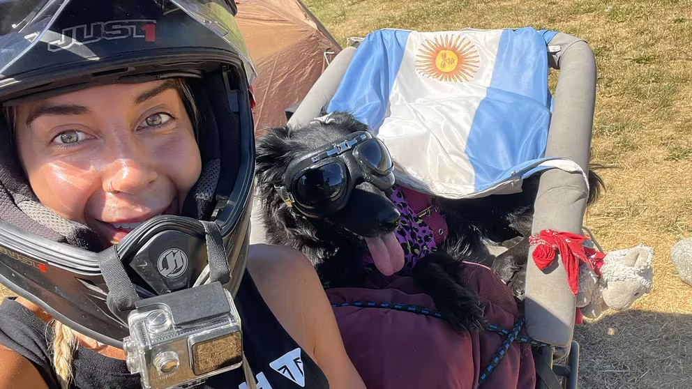 Rescató a una perrita que escapaba del frío, la adoptó y ahora juntas recorren Latinoamérica en moto