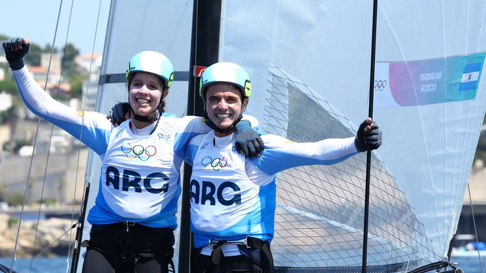 Los argentinos Majdalani y Bosco hicieron historia en los Juegos Olímpicos: ganaron la medalla de plata en vela de París 2024