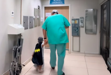 Quién es el médico brasileño que viste a los niños de superhéroes antes de sus sus cirugías para disminuir el temor al quirófano